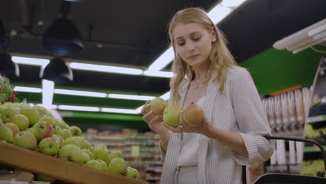 Attraktive-Junge-Frau,-Die-Auswahl-Von-Apple-An-Obst-Gemüse-Supermarkt-Marktplatz