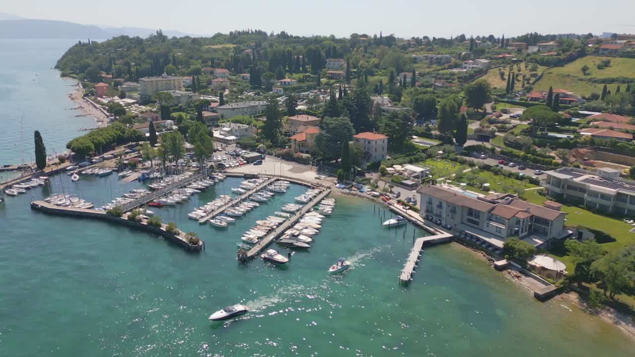 캠핑장 과 럭셔리 호텔 근처 의 아름다운  ⁇ 빛 날 에 가르다 호수 마리나