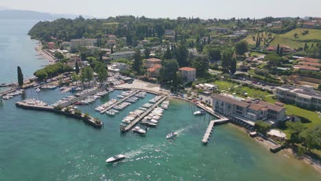 lago garda marina en un hermoso día soleado cerca de campamentos y hoteles de lujo