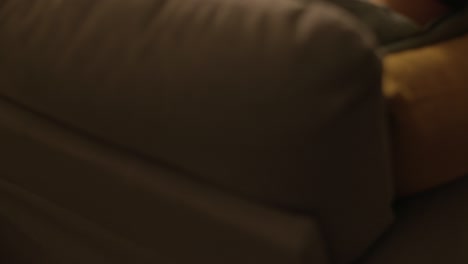 mujer sentada en un sofá y usando su teléfono inteligente