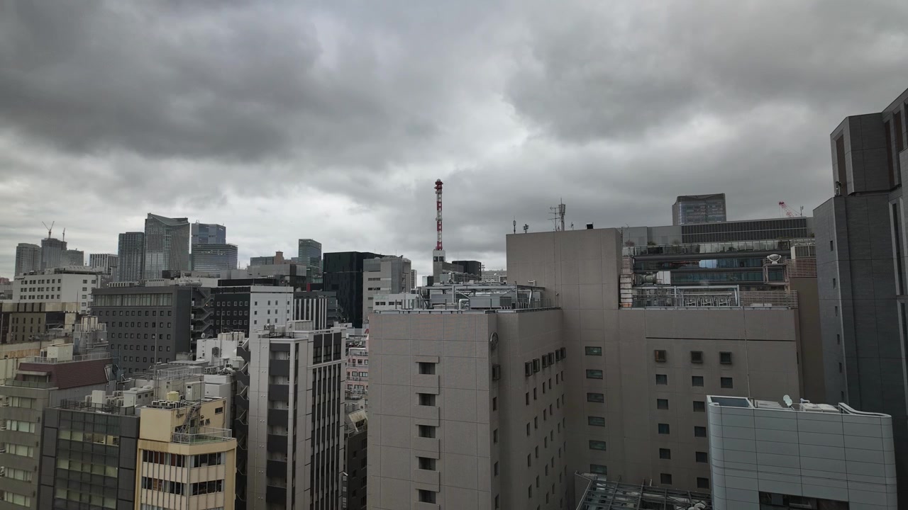 Los tejados de Ginza en Tokio vistos en un time-lapse estático que captura la energía vibrante de la ciudad y la arquitectura del Japón moderno.