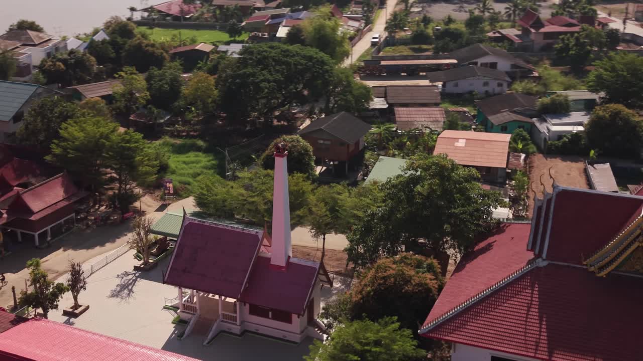 Pemandangan Udara Bangunan Krematorium di Dalam Kompleks Kuil Buddha Thailand Tradisional.