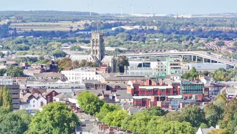 Doncaster-Con-La-Iglesia-De-La-Torre-De-San-Jorge-Al-Fondo-En-El-Sur-De-Yorkshire,-Inglaterra