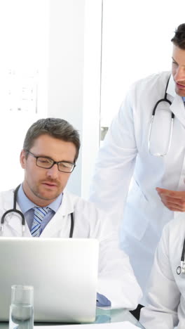 médico hablando con su personal durante una reunión