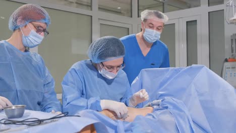 procedimiento quirúrgico en una sala de operaciones