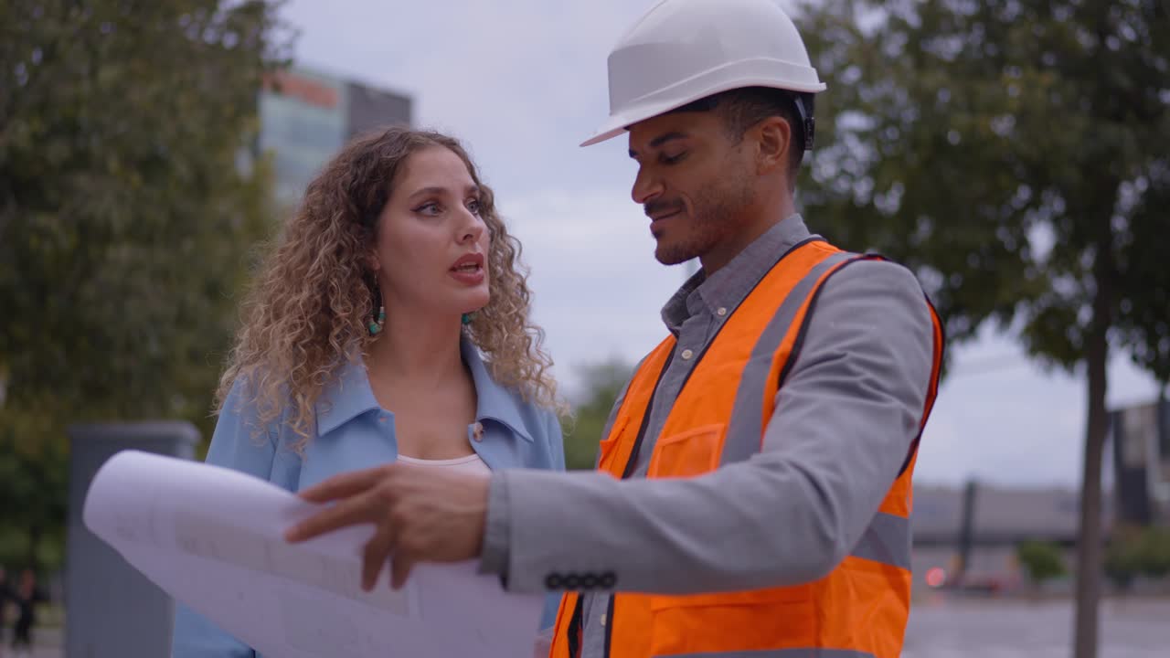 equipo de construcción que revisa los planes