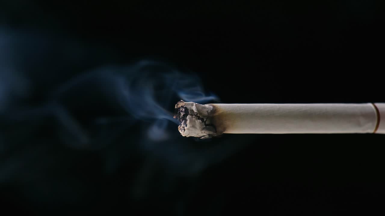 가까이에서 담배를 피우는 검은색 배경, 담배 산업 일반적인 흡연 개념