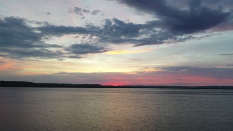 puesta de sol sobre el agua