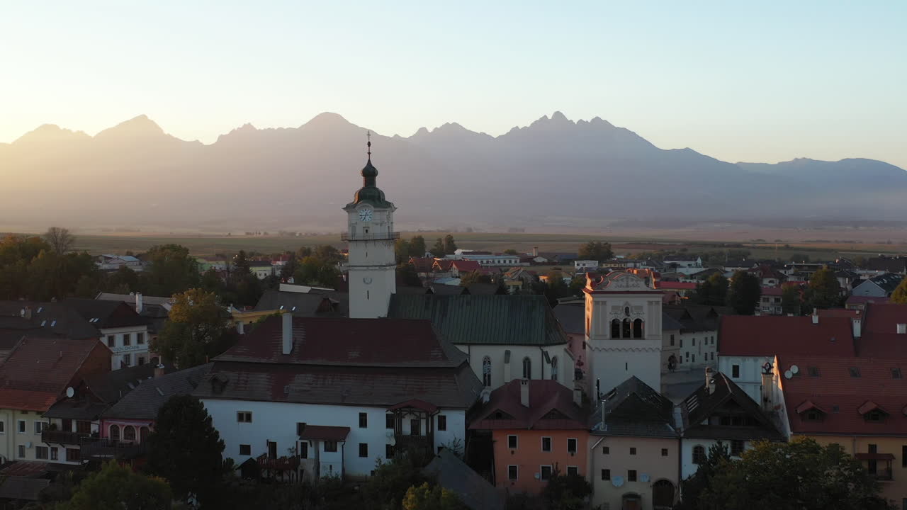 вращающаяся кинематографическая съемка с дрона церкви св.