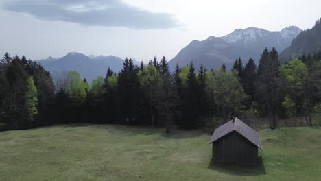 Drohne-Umkreist-Hütte-In-Den-österreichischen-Bergen,-Umgeben-Von-Wald