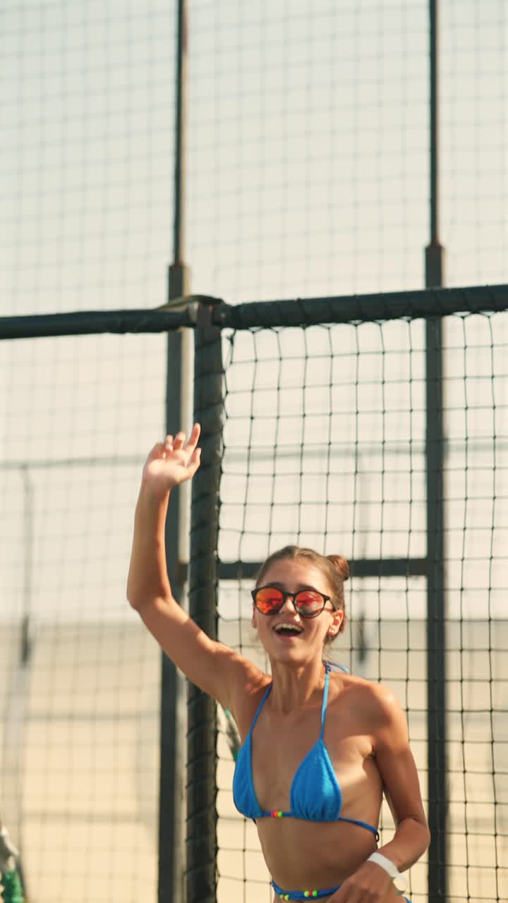 비키니를 입고 춤추는 여자