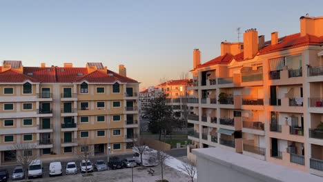 Luftnahaufnahme-Der-Stadt-Lissabon-Mit-Sonnenaufgangsstrahlen