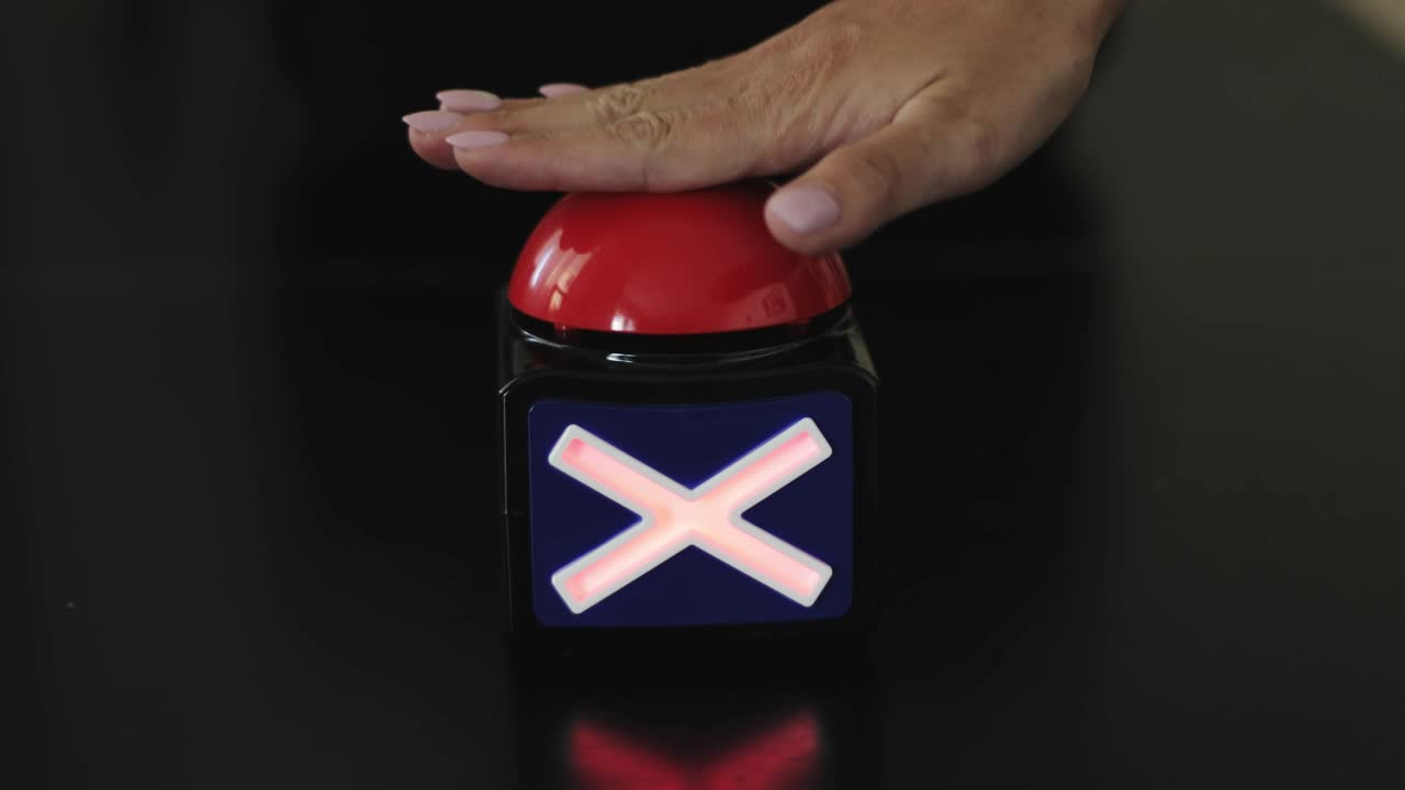 la mano de la mujer presiona el botón de parada muchas veces.