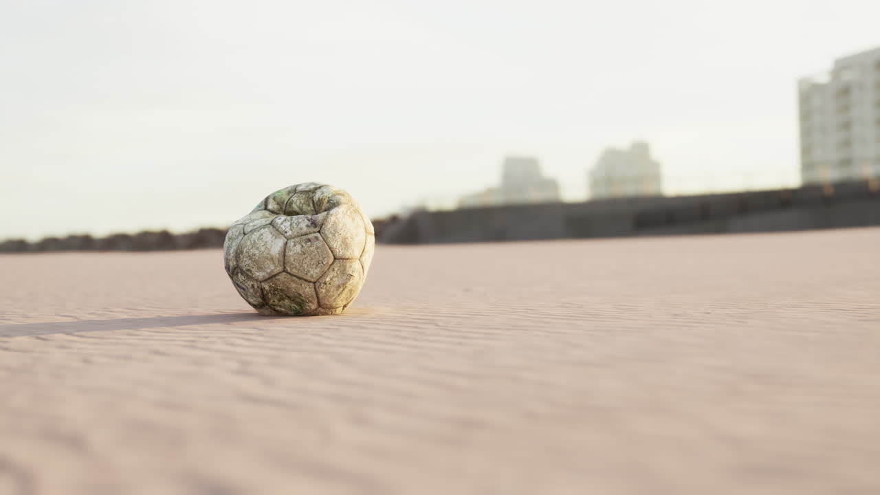 해변 에 있는 은 축구 공