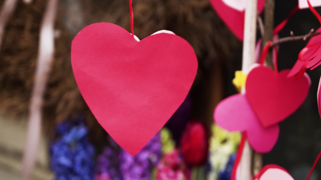 decoración de arte de corazones de papel colgantes que sopla y se mueve en la brisa