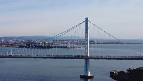 une photo du pont de la baie de san francisco.