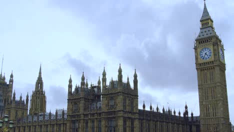 big ben y casas del parlamento contra un cielo nublado en londres, reino unido