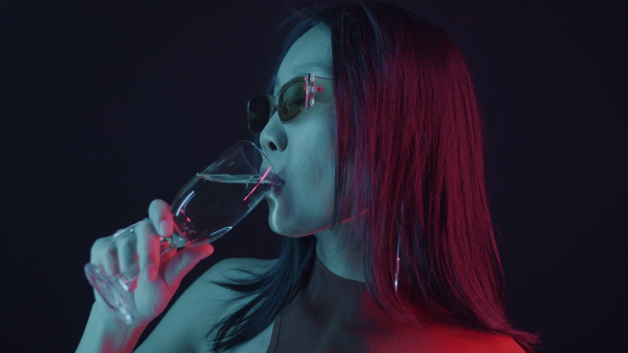 Donna con Bicchiere di Champagne sotto Luce al Neon