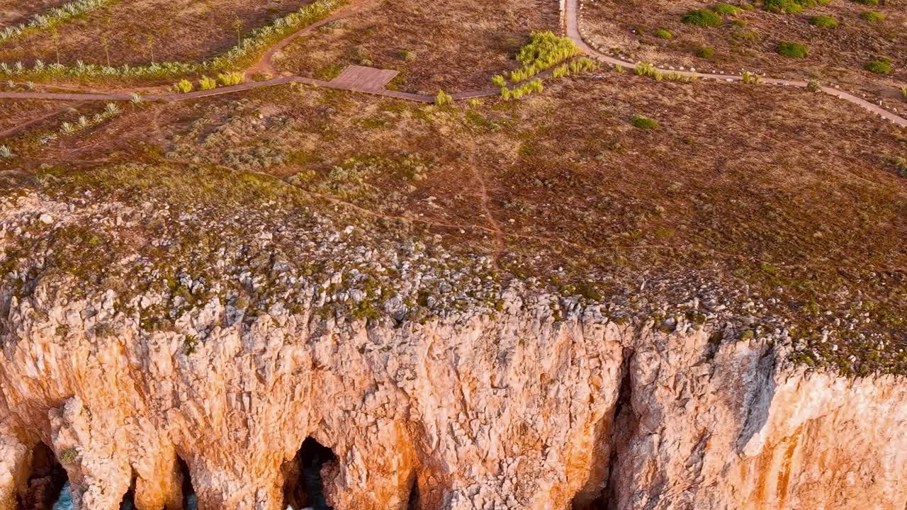 Vista orizzontale delle scogliere sull'oceano in Portogallo durante il tramonto