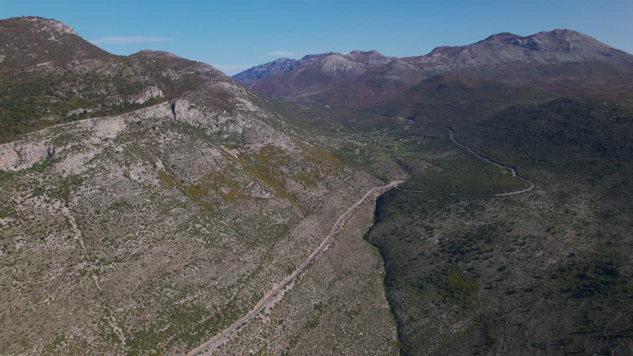 cadenas montañosas con laderas rocosas y hermoso valle en los alpes albaneses, paisaje otoñal
