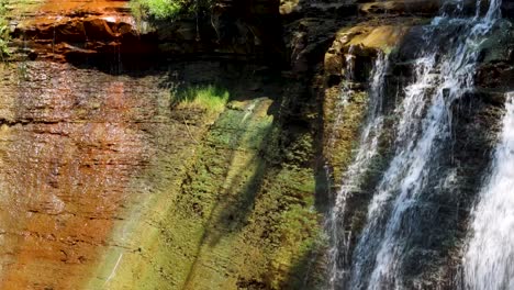 Una-Exhibición-Tricolor-De-Musgo,-Arcilla-Y-Agua-En-Medio-De-Cleveland-Ohio