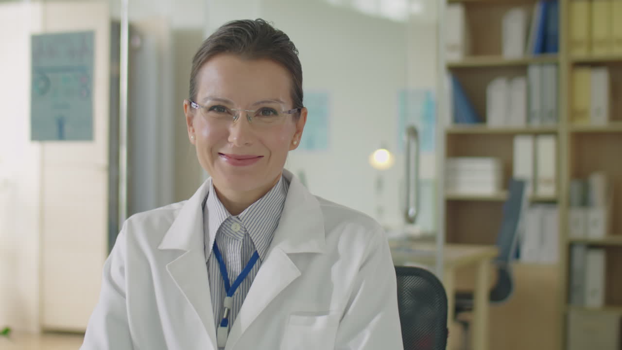 Retrato de uma médica alegre no consultório