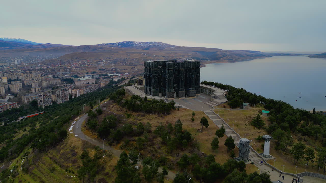 Tiflis yakınlarındaki Gürcistan Kroniği'ni yakalayan 4K hava drone çekimi, Gürcü tarihini tasvir eden anıtsal heykelleri ve dramatik taş mimarisini vurguluyor_55