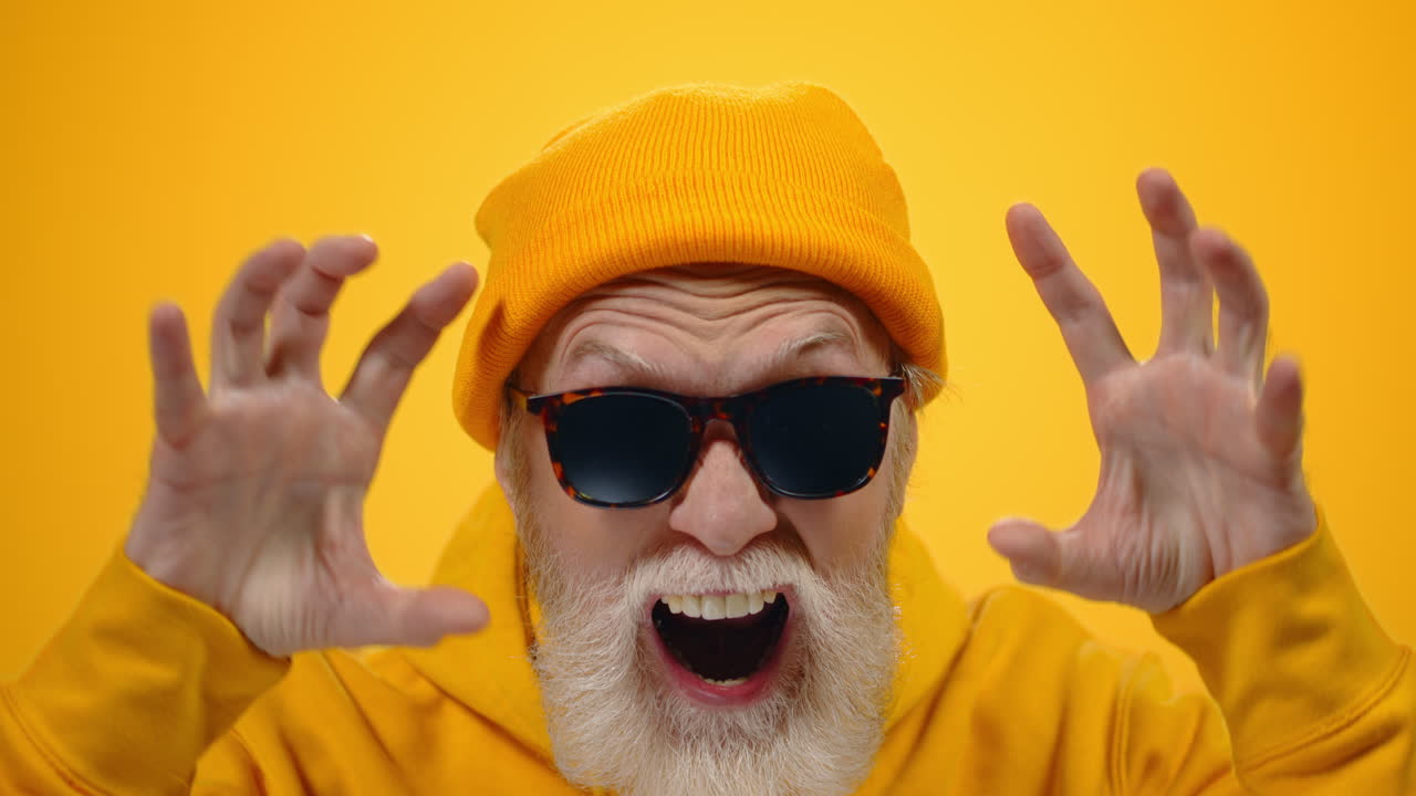 스튜디오에서 무서운 얼굴을 하는  ⁇ 은이, 안에서 몸짓을 하는 화난 성숙한 남자