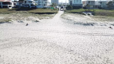 zoom aéreo de drones sobre la playa y el océano en el día de verano