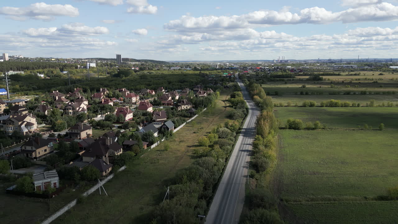 Vista aerea di un'area suburbana con case e campi