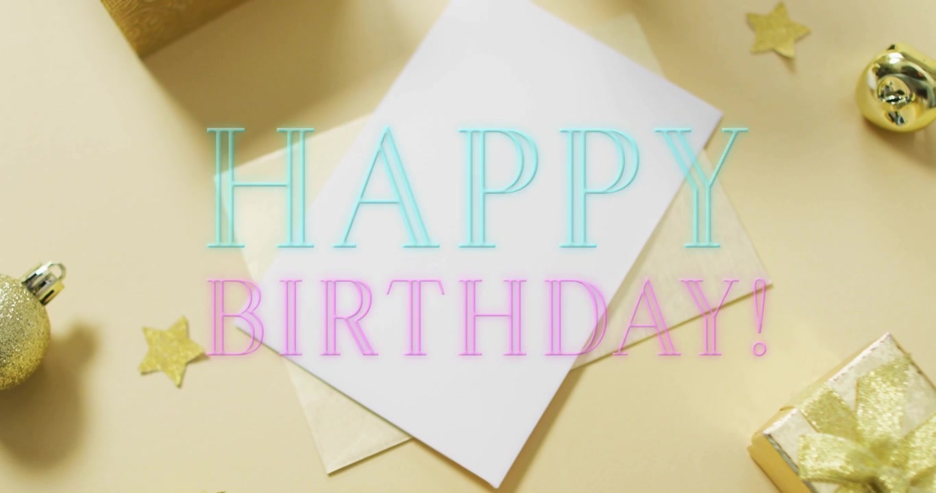 Texto 'FELIZ ANIVERSÁRIO' começando a aparecer gradualmente sobre um cartão branco, mudando para ciano ou magenta, revelando uma saudação.
