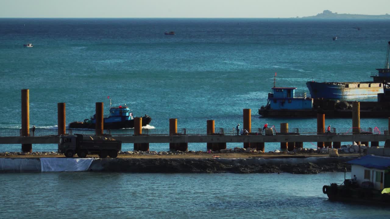 베트남 닌투언성에서 해저를 더 깊게 만드는 굴착 작업