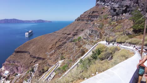 vista panorámica de los teleféricos que suben a la cima en el pueblo de fira, santorini, grecia