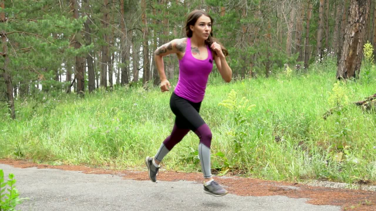 mujer corriendo en el bosque