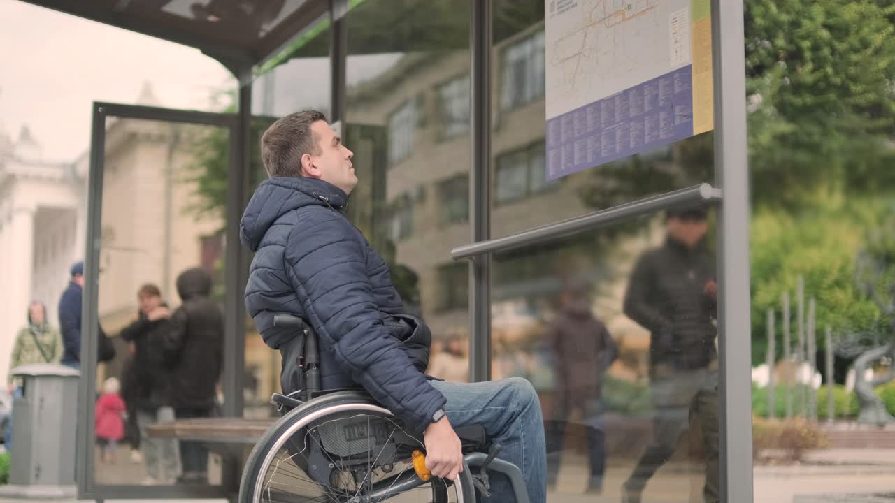 persona con discapacidad física que espera un transporte urbano con una rampa accesible