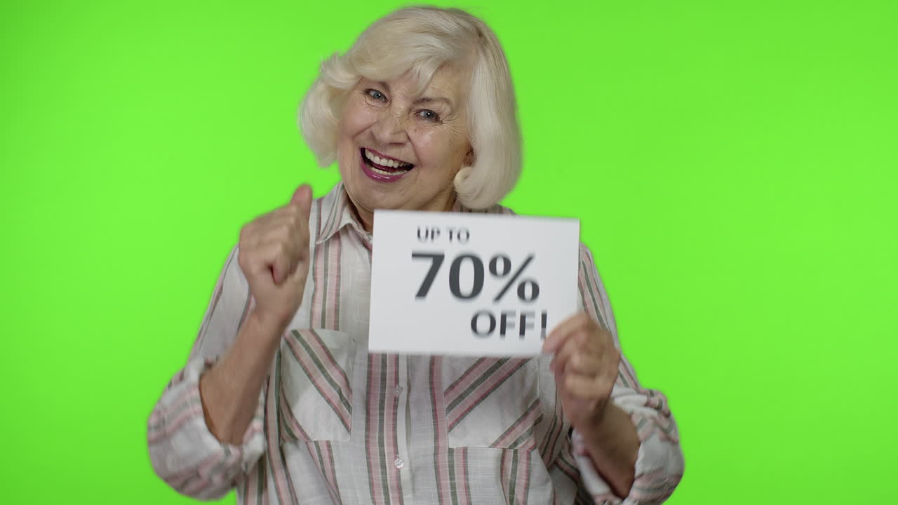 abuela mayor mostrando hasta un 70 por ciento de descuento en el letrero de inscripción, disfrutando de descuentos. llave de croma