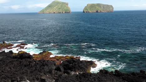 Costas-De-Roca-Volcánica-Revelaron-Islote-En-Tercera-Isla,-Azores,-Portugal