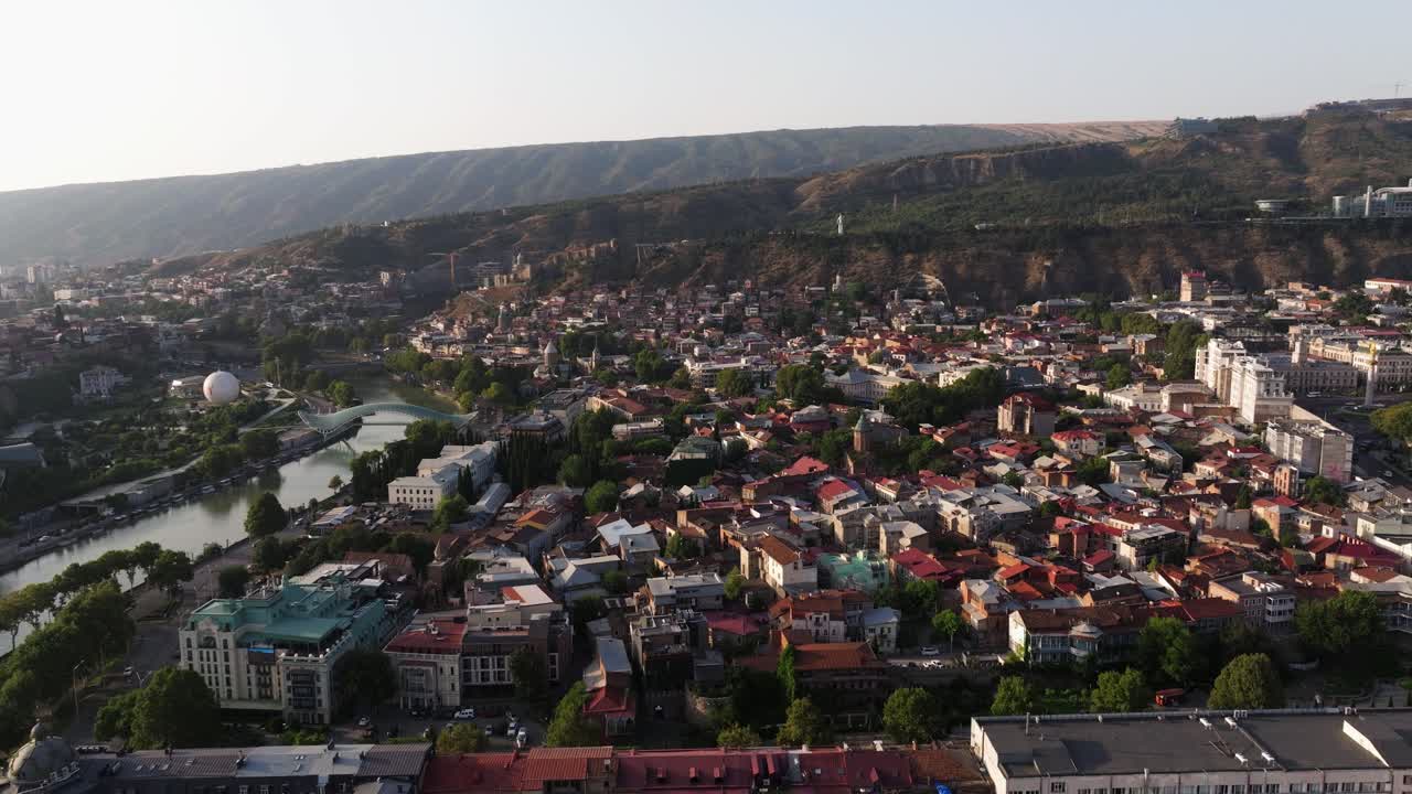 Letecký pohled na panorama Tbilisi s řekou a horami.