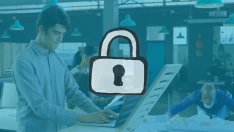 animación de un candado de seguridad en línea sobre un hombre de negocios que usa una computadora portátil