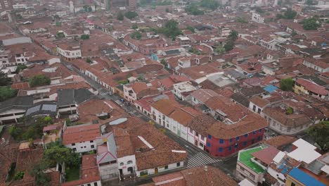 Sobrevuelo-Aéreo-Lento-Del-Barrio-De-San-Antonio-En-Una-Mañana-Nublada-En-Cali,-Colombia