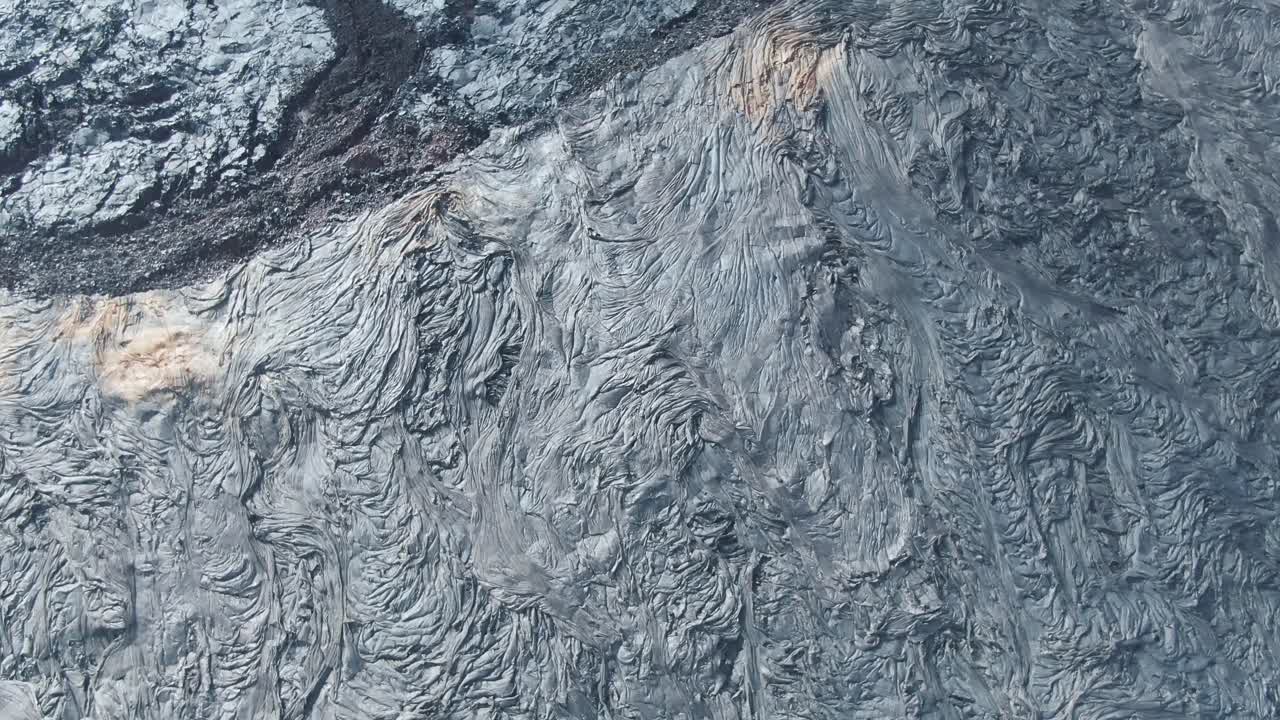 campo de magma frío en el paisaje de hawai, vista aérea de un dron