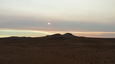 El-Sol-Está-Detrás-De-Un-Velo-De-Neblina-Y-Humo-Dejado-Por-Los-Incendios-Forestales-De-California-En-Esta-Vista-Aérea-Del-Amanecer-Sobre-El-Paisaje-Del-Desierto-De-Mojave