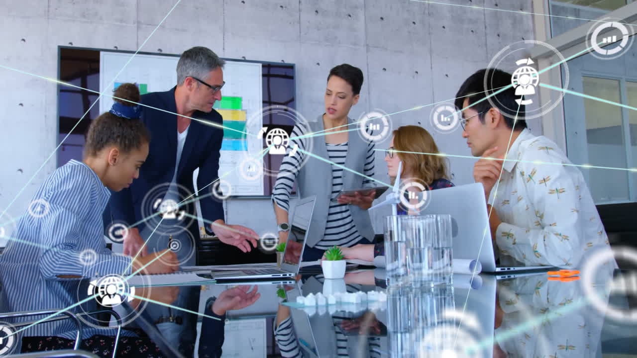 사무실에서 이야기하는 다양한 비즈니스 사람들에 대한 아이콘과 연결 네트워크의 애니메이션