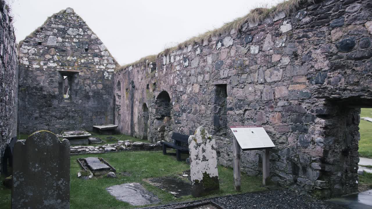 고대 교회 폐허 의 내부 사진