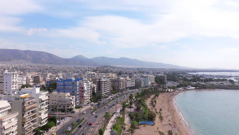 Toma-Aérea-Ascendente-Del-Paseo-Marítimo-De-Atenas