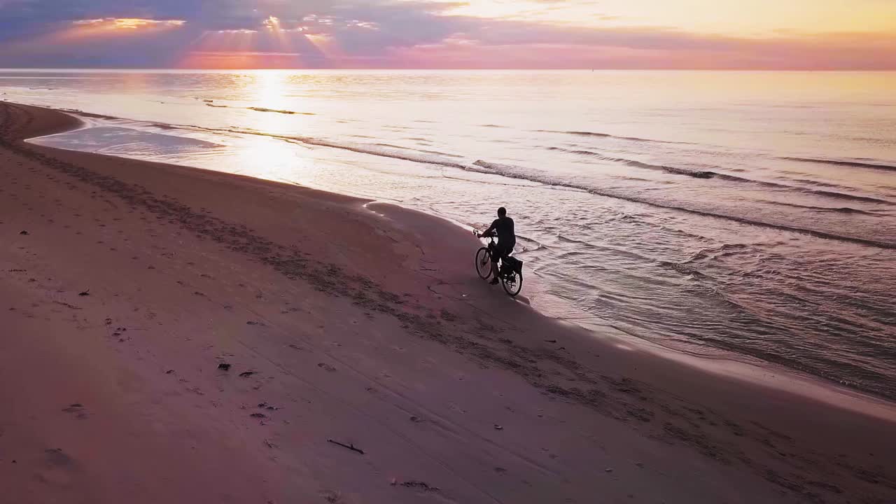 해변 자전거 타기 60fps 드론 샷