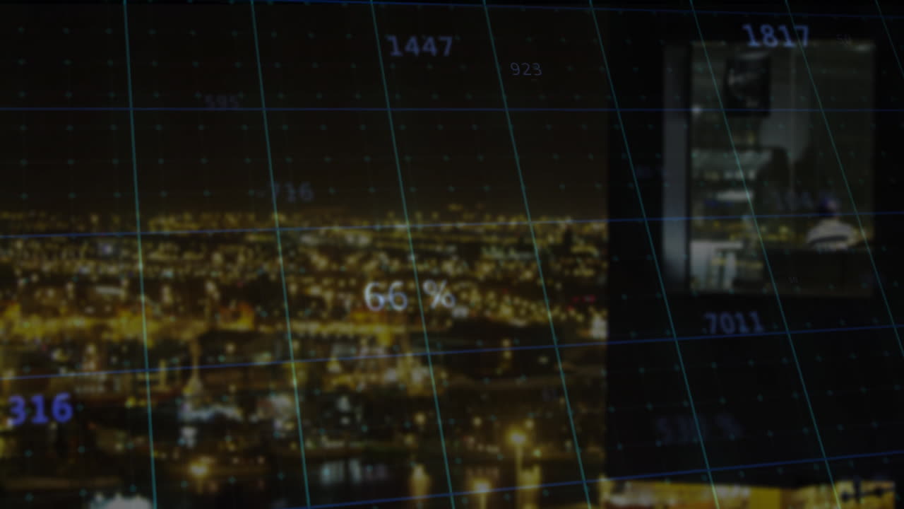 Finestra dell'ufficio che mostra sagome che lavorano alle scrivanie, con luci della città che brillano sotto una sovrapposizione di griglia dati.