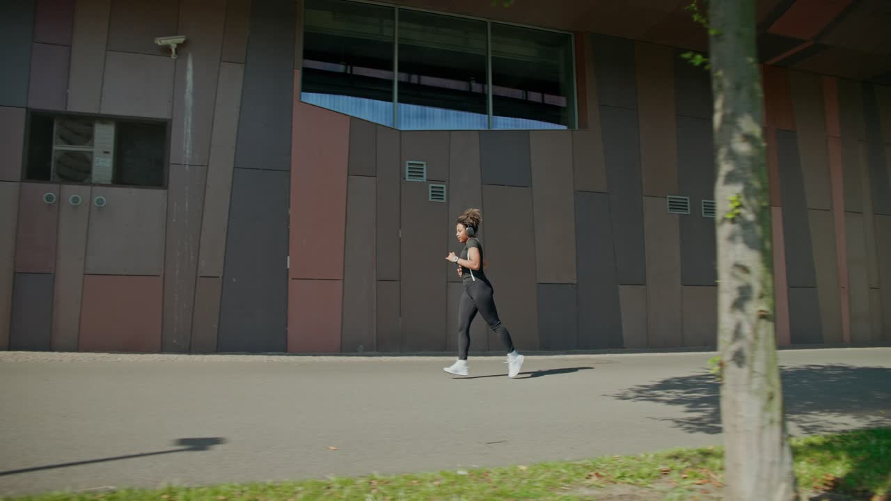 Kvinne jogger utendørs