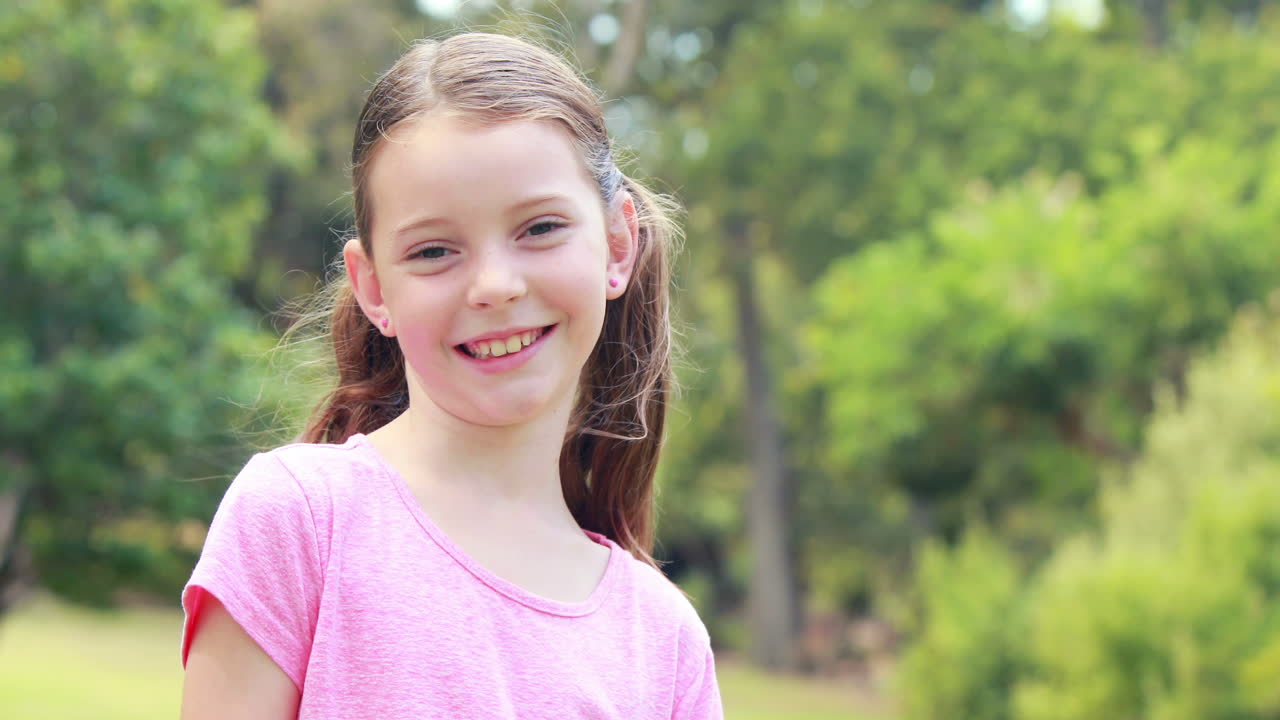 una niña feliz mirando a la cámara