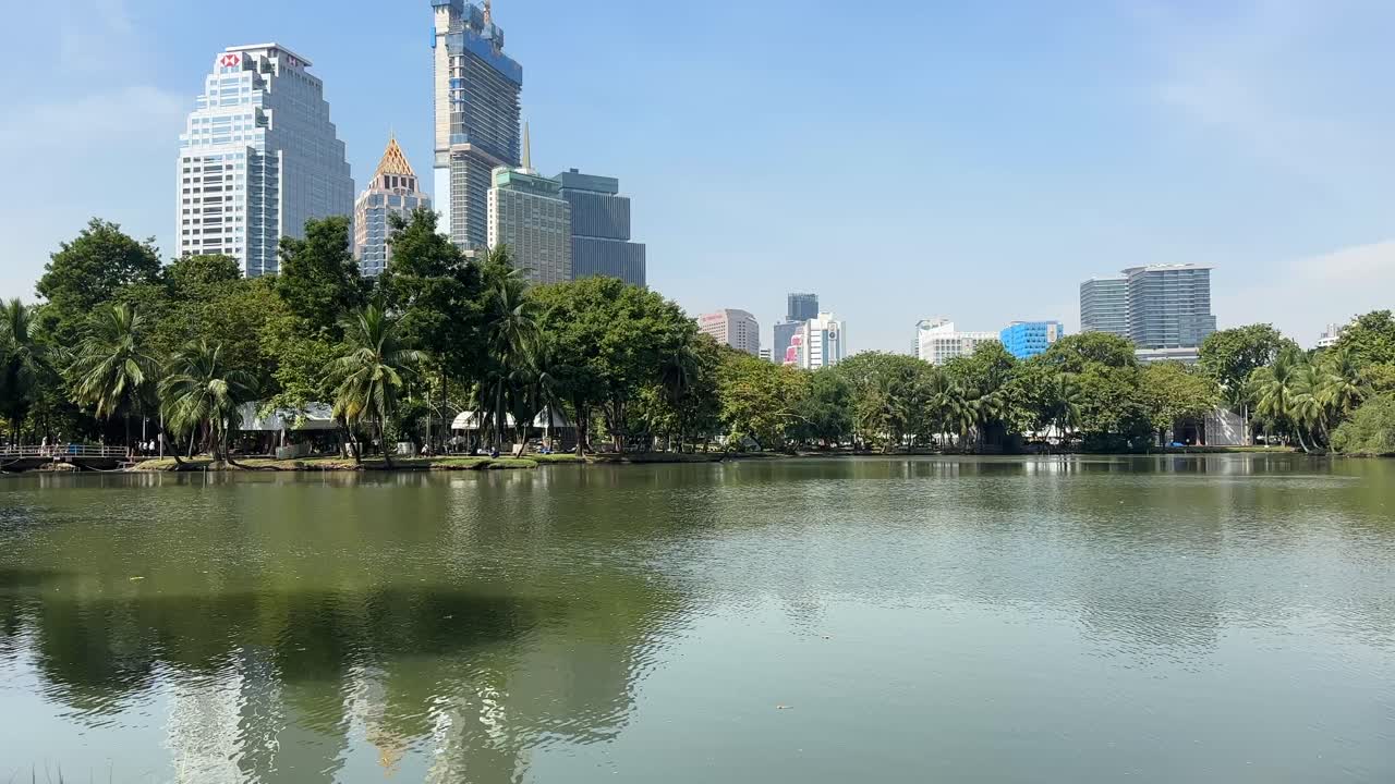 Lumphini Park Bangkok – Grøn oase med søer, stier og udsigt over byens skyline